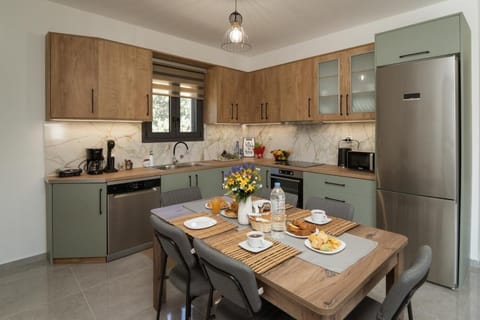 Coffee/tea facilities, Kitchen or kitchenette, dishwasher, oven, stove