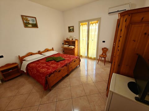 Bed, TV and multimedia, Photo of the whole room, Bedroom, internet, wardrobe, air conditioner