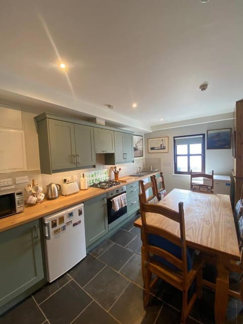 Charming Music Shop -Town Centre House in Dingle