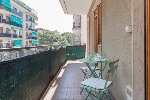 Property building, Patio, Day, Balcony/Terrace