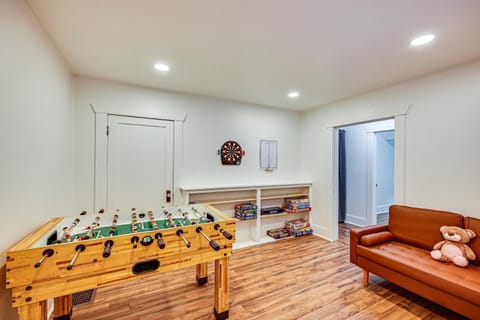 7 Mi to Mt Rainier NP Home with Private Hot Tub! House in Washington