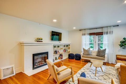 7 Mi to Mt Rainier NP Home with Private Hot Tub! House in Washington