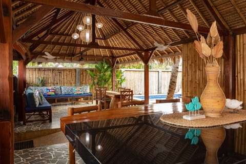 Communal lounge/ TV room, Activities, Snorkeling, Kitchen or kitchenette, Seating area, Dining area, Beach, Diving, Communal kitchen, Area and facilities, Swimming pool, furniture, internet, toaster, kitchen