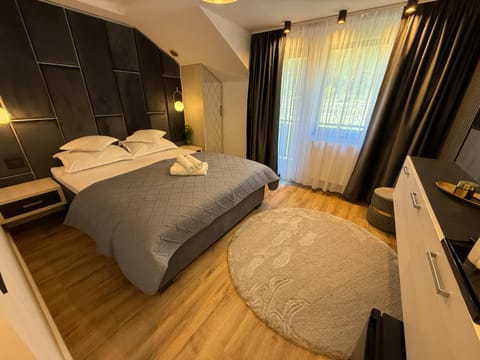 Bed, TV and multimedia, Photo of the whole room, Bedroom, towels