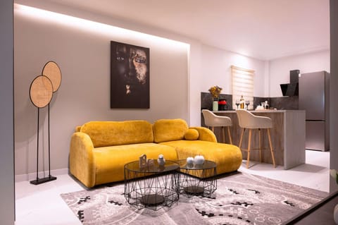 Kitchen or kitchenette, Living room, Seating area, Dining area