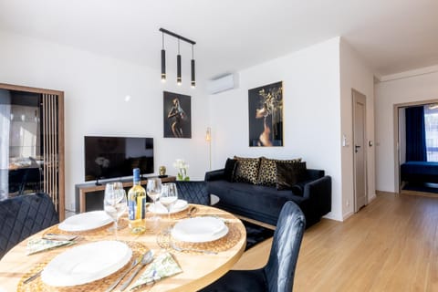 TV and multimedia, Living room, Seating area, Dining area