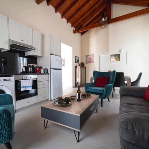 Kitchen or kitchenette, Living room, Seating area, Dining area, dishwasher