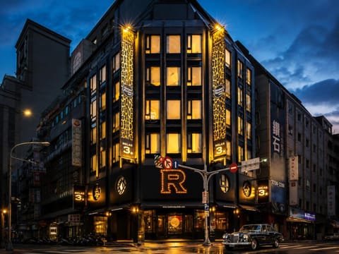 Property building, Night, Neighbourhood, City view, Street view, Location