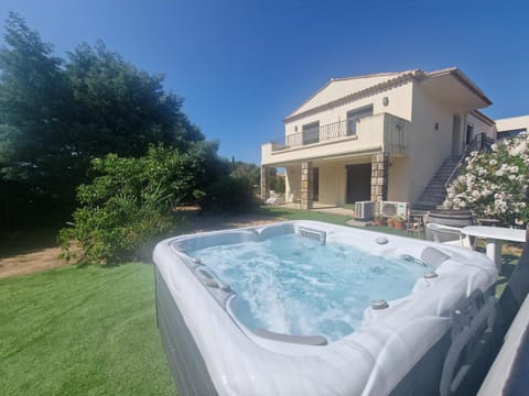 Property building, Day, Garden, Hot Tub, Garden view