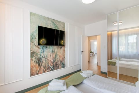 Bed, TV and multimedia, Photo of the whole room, Evening entertainment, Bedroom, towels