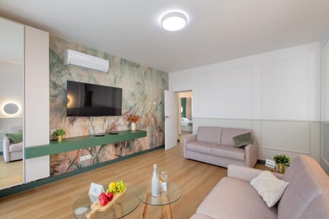 Communal lounge/ TV room, TV and multimedia, Living room, Seating area, Evening entertainment, air conditioner