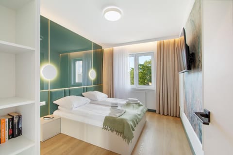 Bed, TV and multimedia, Photo of the whole room, Bedroom, towels, wardrobe