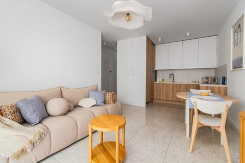 Kitchen or kitchenette, Living room, Seating area, Dining area, stove