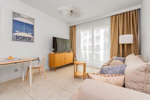 Communal lounge/ TV room, Bed, TV and multimedia, Living room, Photo of the whole room, Seating area, Bedroom