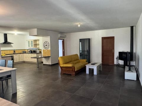 Communal lounge/ TV room, TV and multimedia, Living room, Seating area, Dining area, pet friendly, stove