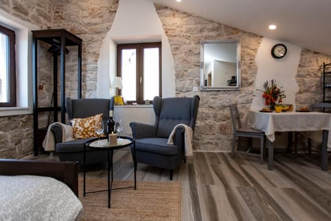 Kitchen or kitchenette, Living room, Seating area, Dining area