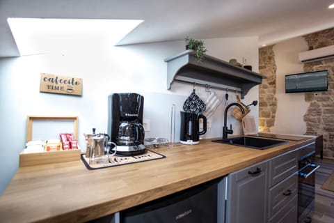 Coffee/tea facilities, Kitchen or kitchenette, pet friendly, stove