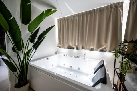 Hot Tub, Bath