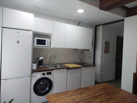 Coffee/tea facilities, Kitchen or kitchenette, dishwasher, stove, toaster, washing machine