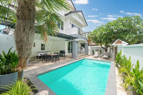 Patio, Garden view, Pool view, Swimming pool, sunbed