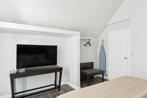 Downtown Detroit 2BR | King, WiFi, Parking House in Windsor