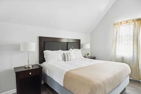 Downtown Detroit 2BR | King, WiFi, Parking House in Windsor