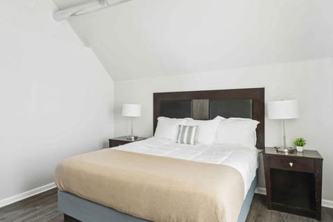 Downtown Detroit 2BR | King, WiFi, Parking House in Windsor