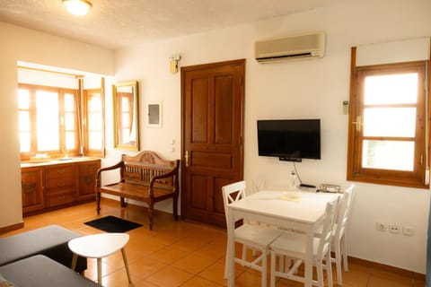 TV and multimedia, Living room, Seating area, Dining area, air conditioner