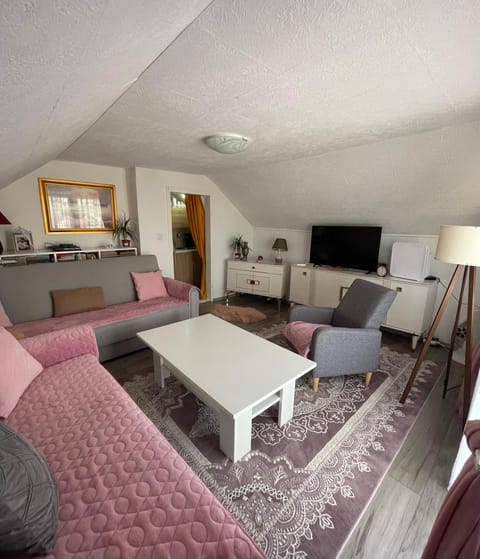Communal lounge/ TV room, TV and multimedia, Living room, Seating area, Evening entertainment