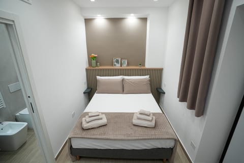 Bed, towels