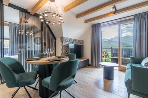 Communal lounge/ TV room, Natural landscape, Balcony/Terrace, Living room, Dining area, Mountain view