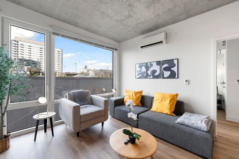 TV and multimedia, Living room, Seating area, air conditioner