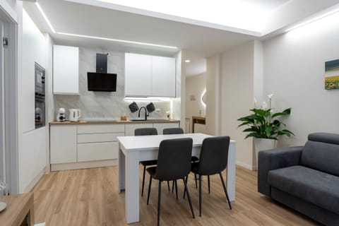 Coffee/tea facilities, Kitchen or kitchenette, Living room, Seating area, Dining area, stove