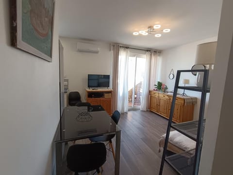 TV and multimedia, Dining area, air conditioner