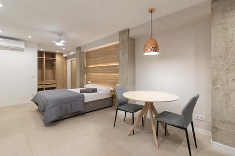 Bed, Photo of the whole room, Seating area, Dining area, Bedroom, air conditioner