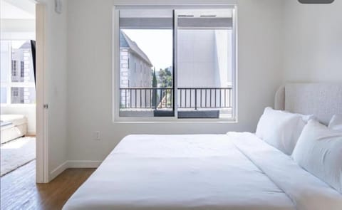 Luxury 2 Bedroom Residence With Fitness and Outdoor Pool Apartment hotel in West Hollywood