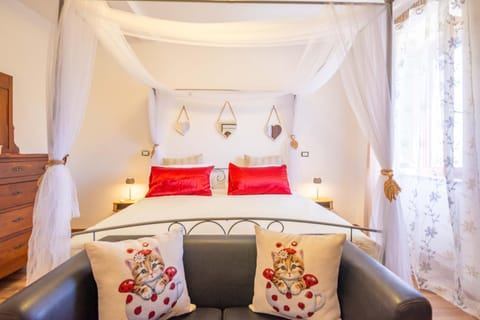 Bed, Photo of the whole room, Decorative detail, Bedroom