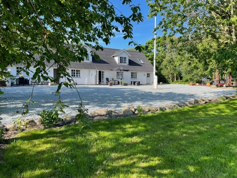 Property building, Spring, Garden, Garden view, Location