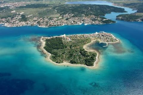 Nearby landmark, Restaurant/places to eat, Natural landscape, Activities, Billiard, Children play ground, Fishing, Nightclub / DJ, Table tennis, Fitness centre/facilities, Decorative detail, Beach, Aqua park, Tennis court, Windsurfing, Canoeing, Diving, Kids's club, Evening entertainment, Supermarket/grocery shop, Shopping Area, Sports