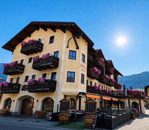 Property building, Restaurant/places to eat, Summer