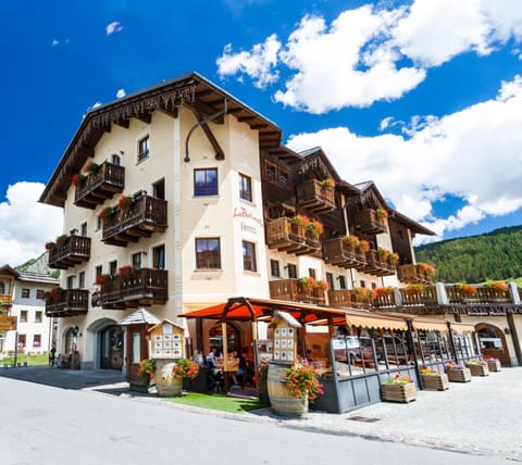 Property building, Restaurant/places to eat, Spring, Day, Natural landscape, Mountain view, Street view, Location, Parking