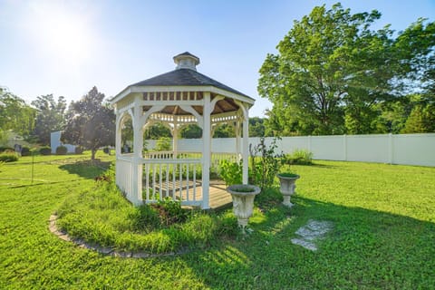9 Mi to Kentucky Lake Spacious Victorian Home! House in Tennessee