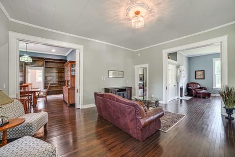 9 Mi to Kentucky Lake Spacious Victorian Home! House in Tennessee