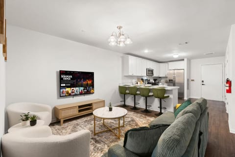 TV and multimedia, Kitchen or kitchenette, Living room, Seating area, Dining area, oven