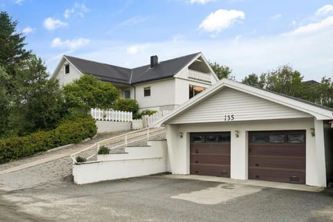 Property building, Day, Neighbourhood