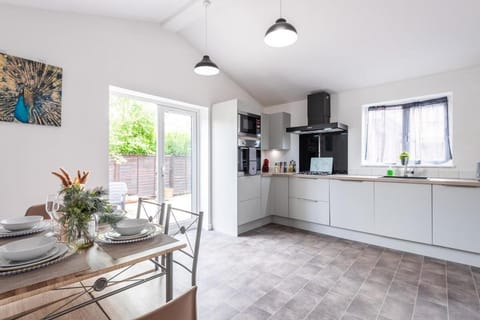 Kitchen or kitchenette, Dining area, stove