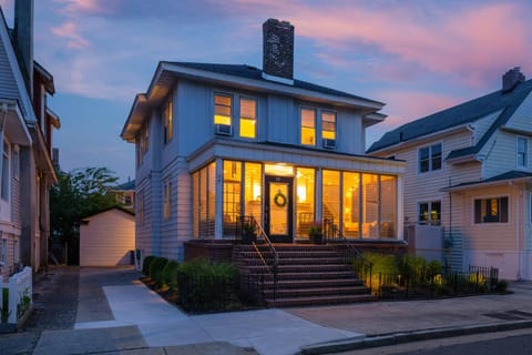 Property building, Facade/entrance, Balcony/Terrace, Street view, Parking