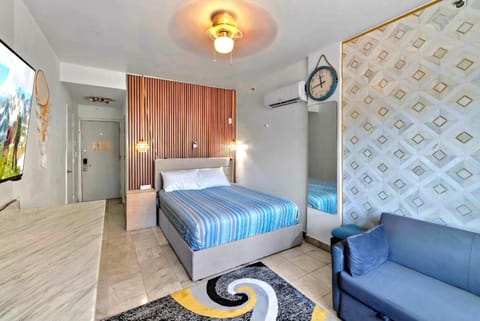 TV and multimedia, Living room, Photo of the whole room, Seating area, Bedroom