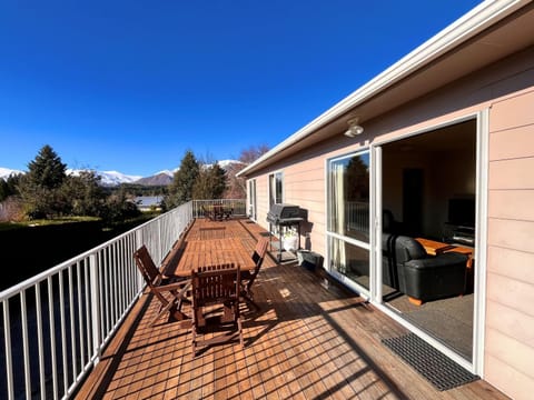 Property building, Patio, BBQ facilities, Seating area, Mountain view, Dinner, Location