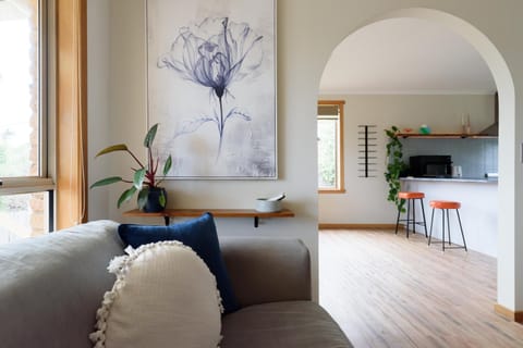 Sunny Ambleside Escape & Home Office House in Devonport